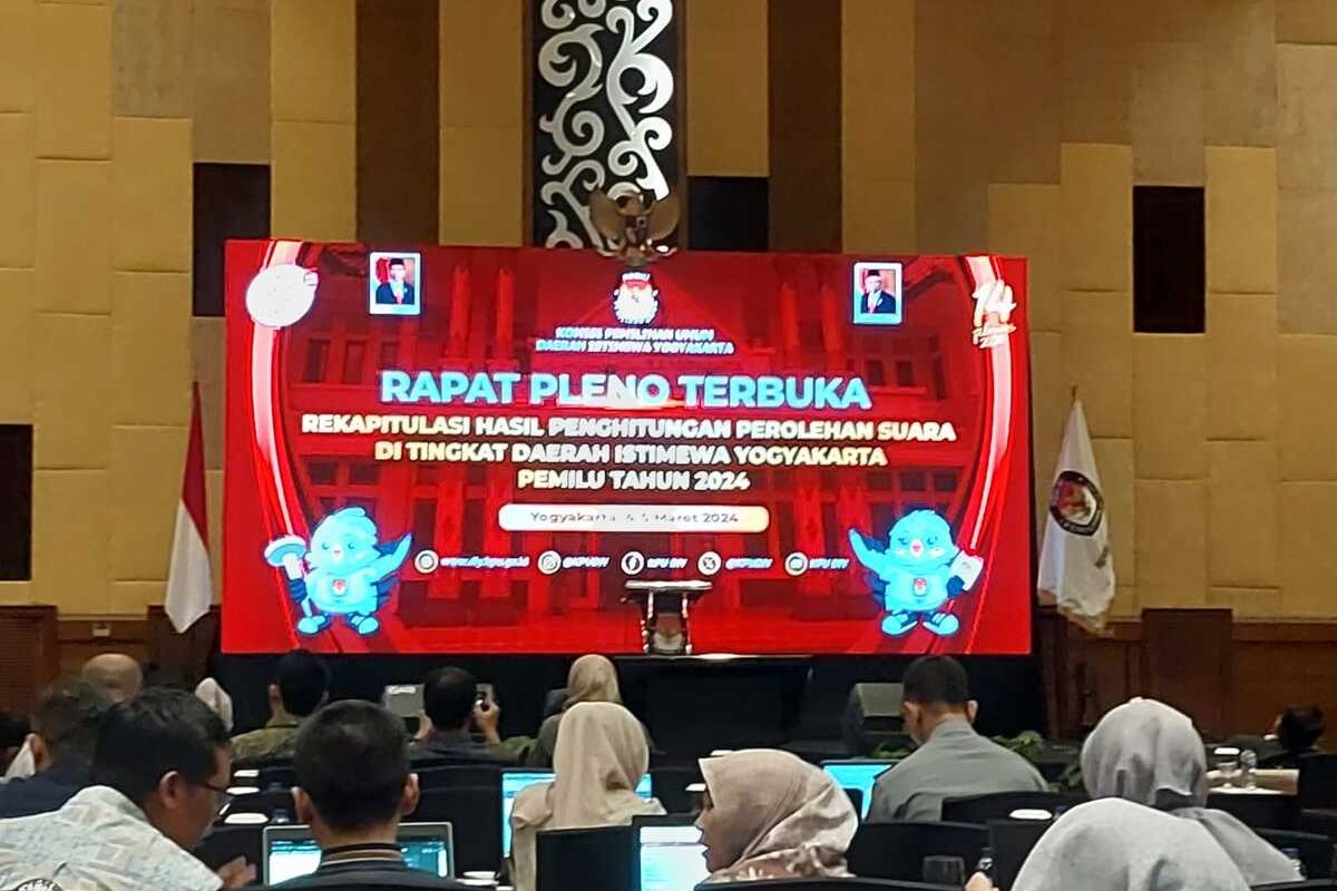 Suasana pembukaan rapat pleno terbuka rekapitulasi di tingkat Daerah Istimewa Yogyakarta (DIY) di Bollrom The Alana, Kabupaten Sleman, Senin (4/03/2024).