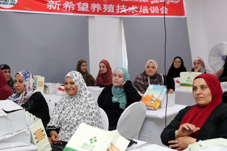 Sejumlah perempuan mengikuti kelas pelatihan peternakan unggas setelah upacara peluncuran program pelatihan peternakan unggas di Kegubernuran Menoufia, Mesir, Senin (11/8/2025). 