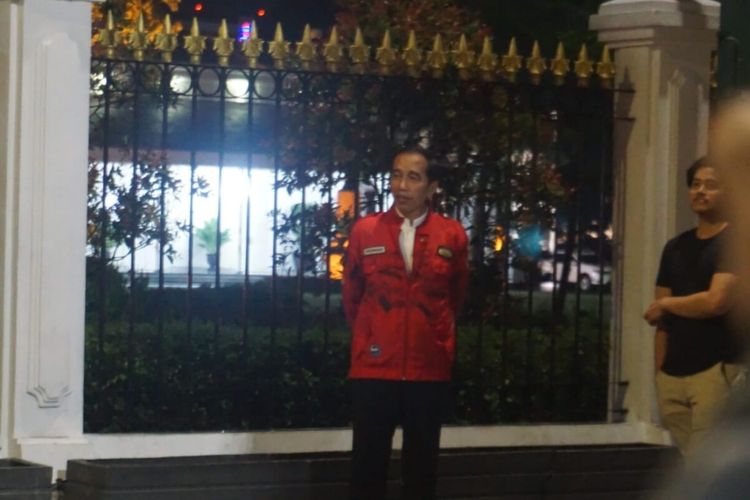 Presiden Jokowi dan Kaesang Pangarep di Sekitar Istana Kepresidenan Yogyakarta Senin (30/12/2019)