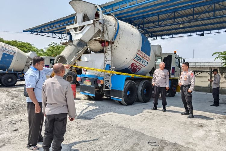 LOKASI KEJADIAN&mdash;Aparat Polsek Balerejo melakukan olah tempat kejadian tewasnya seorang pekerja pabrik beton Bernama Gunari di lokasi kejadian di PT PT Citra Indobaten Abadi (Ciamix) di Desa Garon, Kecamatan Balerejo, Kabupaten Madiun, Jawa Timur, Senin (7/8/2023) pagi