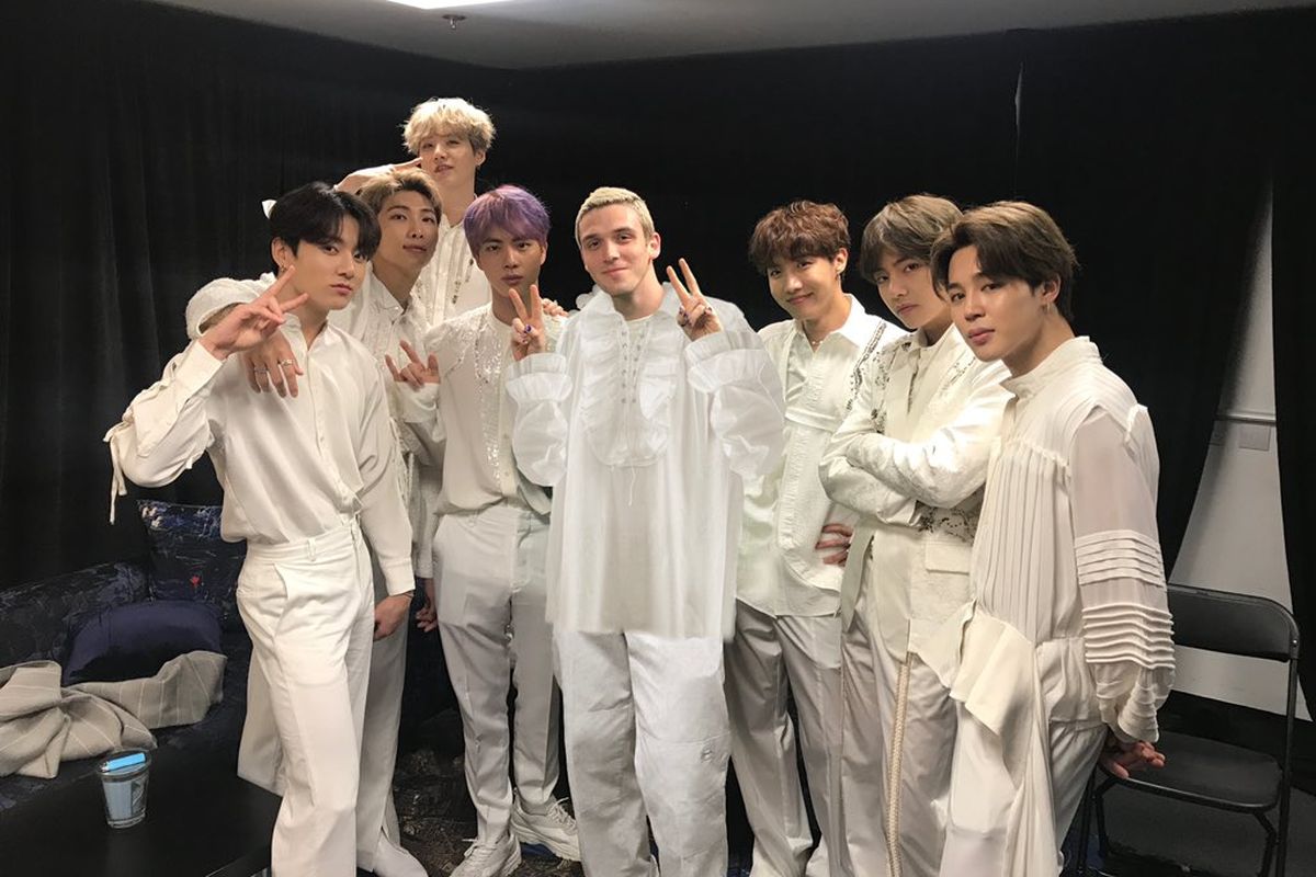 Penyanyi asal Amerika Serikat Lauv (tengah) berfoto dengan BTS di belakang panggung konser Love Yourself: Speak Yourself di Stadion Wembley, London, Inggris, pada Juni lalu.