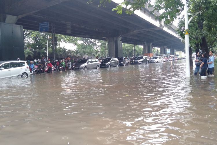 banjir hampir setinggi satu meter tutupi jalan Yos Sudarso, Jakarta Utara, Sabtu (8/2/2020)