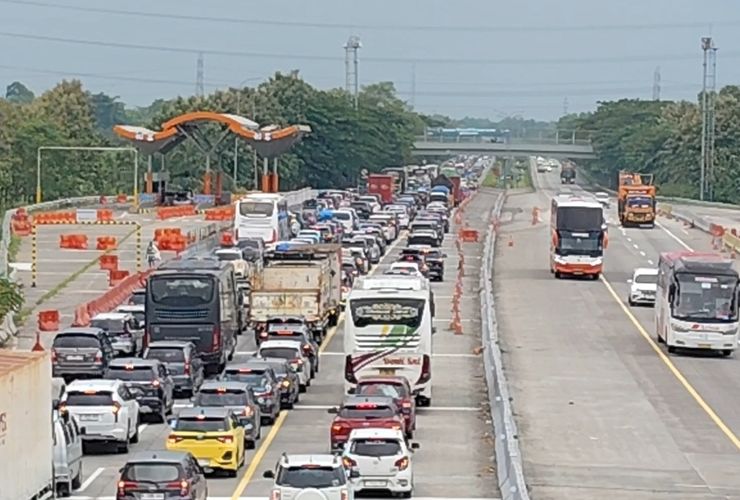 Arus Balik, Kendaraan Terjebak Macet di KM 188 Tol Cipali Kabupaten Cirebon