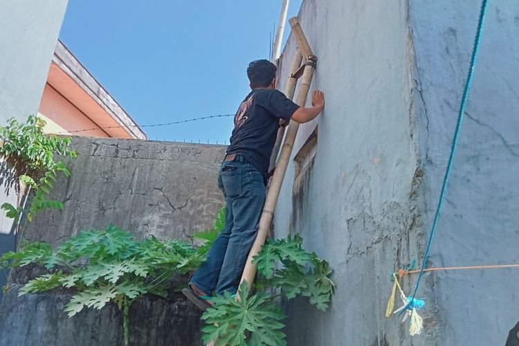 Akses jalan yang beberapa hari dilewati Santi dan keluarga menggunakan tangga bambu, melewati tembok tinggi. Usai akses jalan alternatif tertutup tembok perumahan mewah dan masjid, di kawasan Jalan Cilallang, Kecamatan Rappocini, Kota Makassar, Sulawesi Selatan (Sulsel).