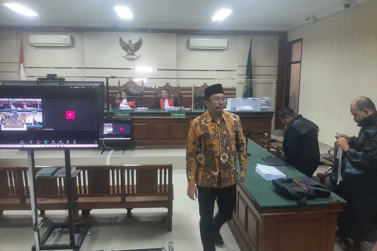 Gus Muhdlor dalam sidang lanjutan kasus pemotongan dana insentif pegawai di Pengadilan Tipikor Surabaya, Senin (9/12/2024).