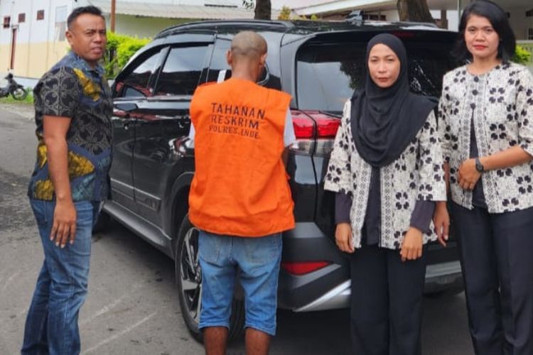 YD (37) alias Yasin pelaku pencabulan anak Kecamatan Maukaro, Kabupaten Ende, Nusa Tenggara Timur (NTT) mengenakan baju tahanan, Selasa (9/5/2023).