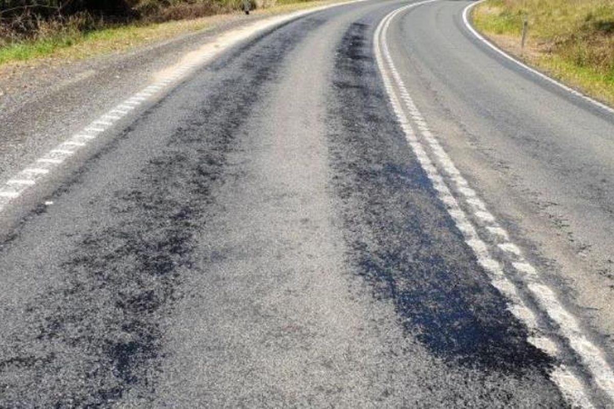 Jalan aspal di Australia meleleh akibat cuaca panas. (News.com.au)