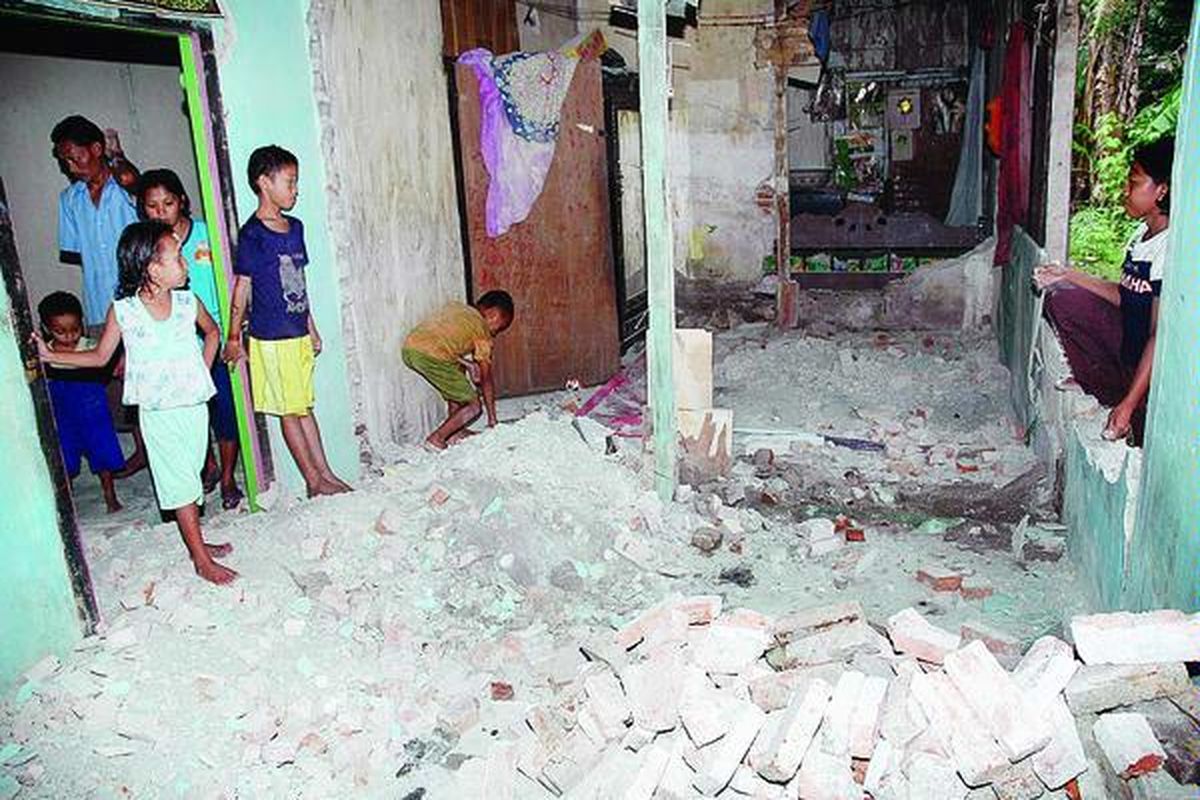 Gempa berkekuatan 7,7 skala Richter, Senin (17/11) pukul 01.02 di Laut Sulawesi dekat perbatasan Kabupaten Buol, Sulawesi Tengah, dan Kabupaten Gorontalo Utara, Gorontalo, merusak ratusan rumah dan fasilitas umum. Penduduk menyaksikan rumah mereka yang rusak.  