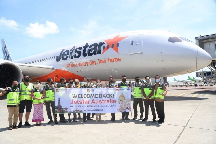 Jetstar Airways tiba di Bandara I Gusti Ngurah Rai Bali, Senin (14/3/2022)