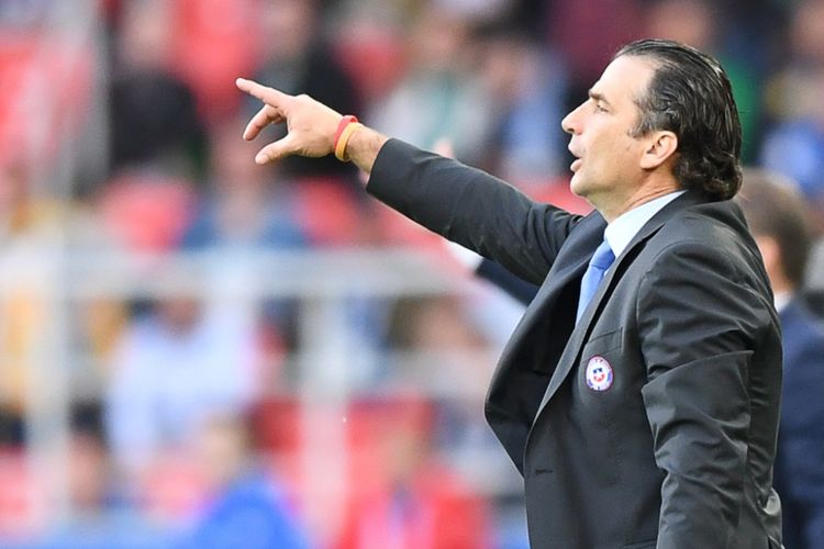 Juan Antonio Pizzi memberikan instruksi di bangku cadangan Cile saat melawan Australia pada partai fase grup Piala Konfederasi di Stadion Spartak, 25 Juni 2017.