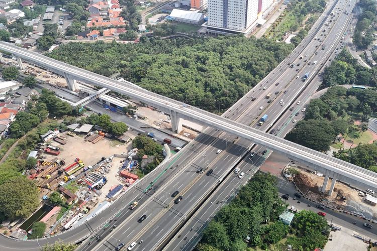 Perlintasan Light Rail Transit (LRT) Jakarta Fase 1B Velodrome-Manggarai.
