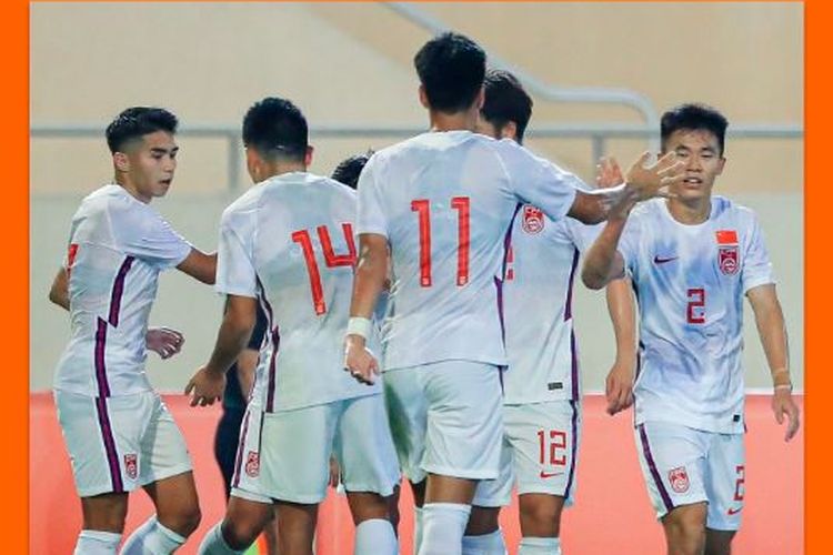Para pemain China merayakan gol ke gawang Myanmar pada pertandingan pertama Grup A Kualifikasi Piala Asia U20 2023 yang digelar di Stadion Prince Saudi bin Jalawi, Khobar, Arab Saudi pada Sabtu (10/9/2022) waktu setempat. (Sumber foto: Tangkapan layar Twitter Official AFC Asian Cup/@afcasiancup)
