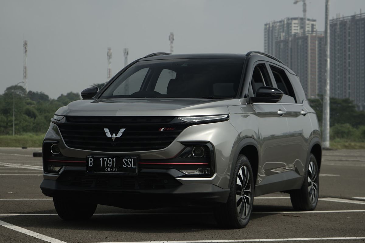 Wuling Almaz Rising Star (RS). SUV dengan banderol Rp 350 jutaan ini ditawarkan dengan fitur melimpah