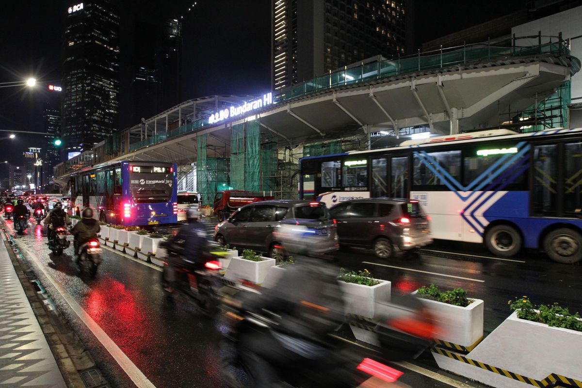 Halte Transjakarta Bundaran Hotel Indonesia, Jakarta, Selasa (11/10/2022). Meski sudah beroperasi namun pembangunan halte ini ditargetkan akan selesai pada bulan November 2022 mendatang.