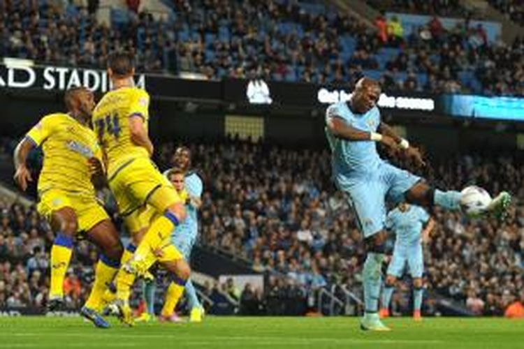 Salah satu aksi bek Manchester City Eliaquim Mangala (kanan) pada pertandingan Premier League melawan Hull City, di KC Stadium, Sabtu (27/9/2014).