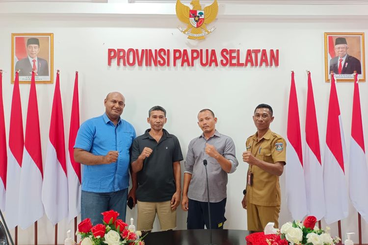 Dua nelayan asal Merauke bersama kepala Pengelola Perbatasan Daerah dan Kepala biro pemerintahan Otsus dan Kesra Provinsi Papua Selatan, di kantor gubernur Papua Selatan usai menerima arahan, Senin (20/11/2023).
