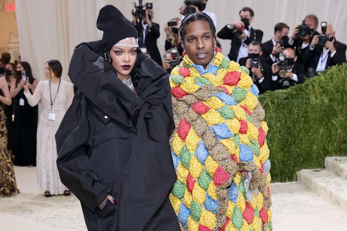 Pasangan Rihanna dan A$AP Rocky menghadiri 2021 Met Gala Celebrating In America: A Lexicon Of Fashion at Metropolitan Museum of Art di New York City, pada 13 September 13 2021. 