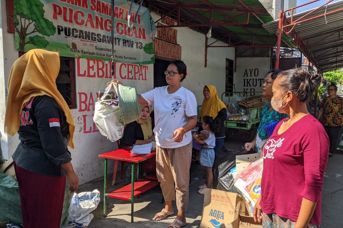 Foto aktivitas penimbangan sampah di Bank Sampah Unit Pucang Cuan, Kelurahan Pucang Sawit, Kecamatan Jebres, Kota Solo.