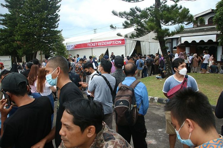 Ratusan orang antri di eks Bandara selaparang, Mataram untuk menukarkan tiket dengan gelang, Rabu (16/3/2022), yang akan digunakan untuk menonton Balap MotoGP di Sirkuit Mandalika Lombok. Tempat penukaran tiket di hari pertama di pusatkan di 2 titik yaitu eks Banadara Selaparang Mataram dan eks Embarkasi Haji Bandara Internasional Lombok. Sementara untuk tanggal 18 hingga 20 Maret 2022, penukaran tiket dilakukan di Bundara songgong mandalika.