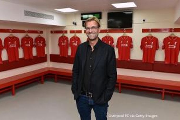 Manajer Baru Liverpool, Juergen Klopp, mengunjungi Stadion Anfield, Liverpool, Jumat (9/10/2015) waktu setempat.