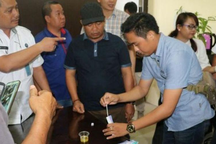 Bupati Katingan Ahmad Yantenglie (kaus hitam bertopi) melakukan pemeriksaan urine di Mapolda Kalimantan Tengah, Kamis (5/1/2017).