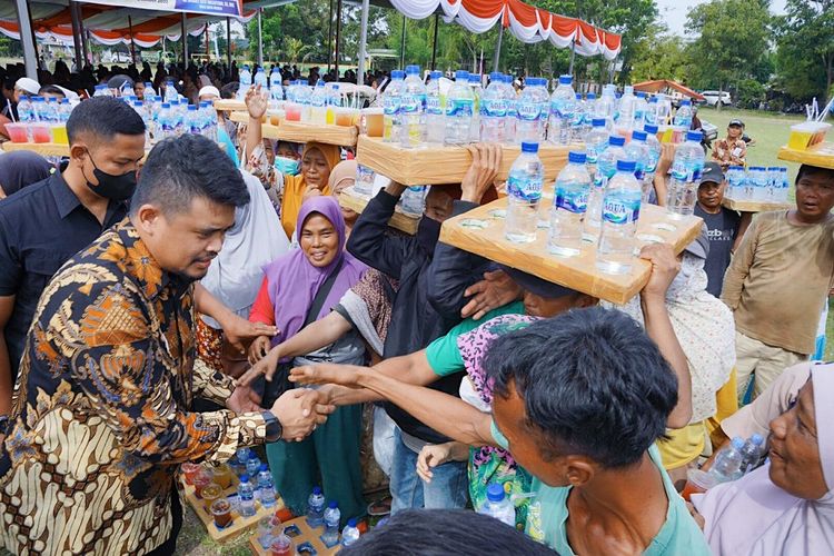 Waketum Hipmi Pusat dan Wali Kota Medan Bobby Nasution membagikan sembako dan modal usaha untuk masyaraakt Serdang Bedagai.