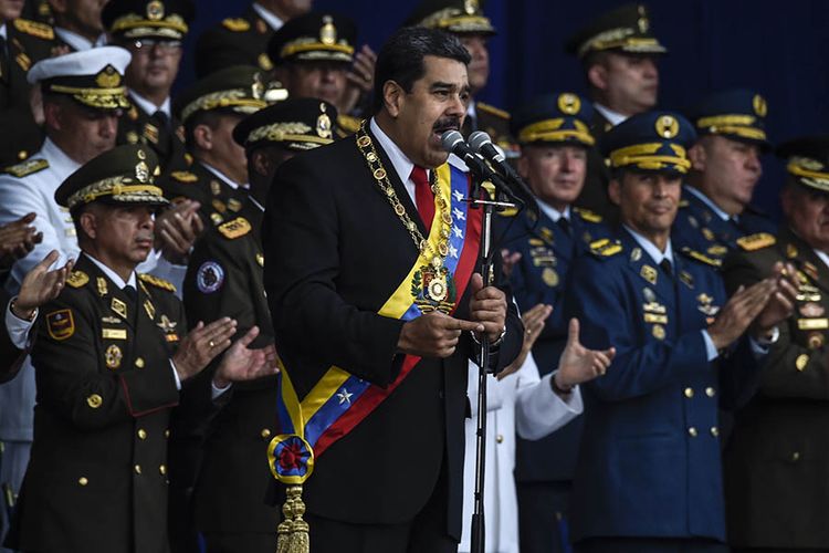 Presiden Venezuela Nicolas Maduro saat memberikan pidato dalam peringatan Ulang Tahun Tentara Venezuela ke-81 di Caracas, Sabtu (4/8/2018), sesaat sebelum terjadi serangan drone bermuatan bom.