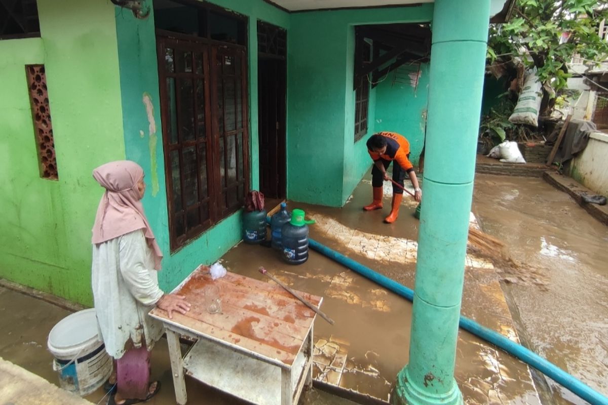 Banjir yang melanda RW 07 di Jalan Masjid Al Makmur, Kelurahan Pejaten Timur, Pasar Minggu, Jakarta Selatan, telah surut pada Senin (10/10/2022). Warga mulai membersihkan rumah.