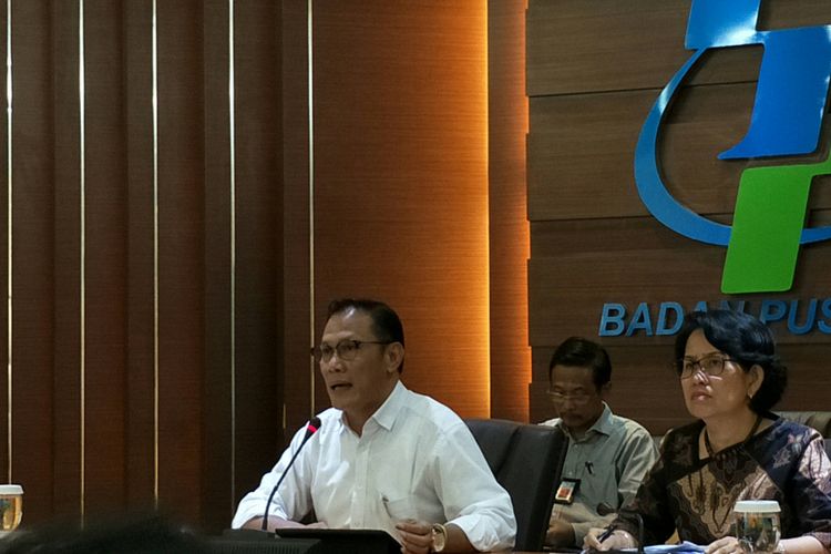 Kepala Badan Pusat Statistik (BPS) Suhariyanto (kiri) saat konferensi pers di Kantor Pusat BPS, Jakarta, Kamis (1/3/2018).
