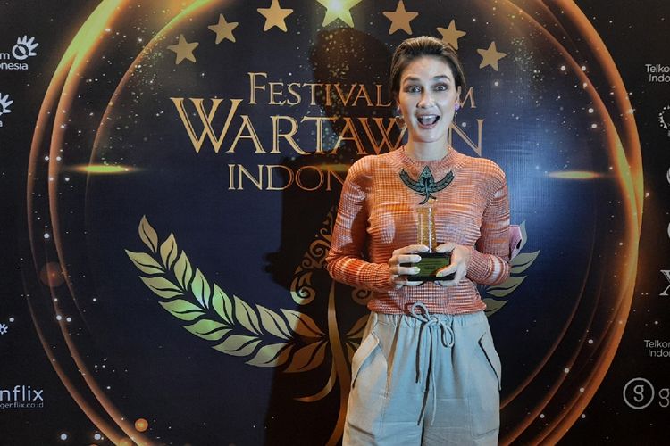 Luna Maya mengaku sangat bersyukur karena bisa mendapatkan Piala Gunungan dari kategori Aktris Pendukung Terbaik di Festival Film Wartawan Indonesia 2021.