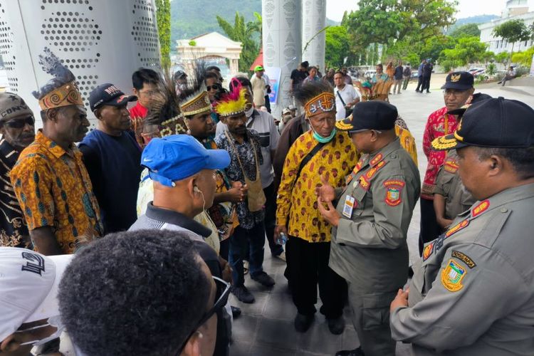 Masyarakat adat Tabi dan Saireri melakukan aksi demonstrasi di depan Kantor Gubernur Papua untuk menolak hasil seleksi pemilihan Anggota MRP Periode 2023-2028, Jayapura, Papua, Kamis (27/7/2023)