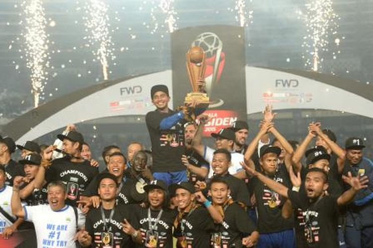 Persib Menang - Para pemain Persib Bandung bersuka cita memboyong trofi Piala Presiden 2015 usai mengalahkan Sriwijaya FC dalam Final Piala Presiden 2015 di Stadion Utama Gelora Bung Karno, Senayan, Jakarta, Minggu (18/10). Persib menjadi juara Piala Presiden 2015 dengan menundukkan Sriwijaya FC 2-0.