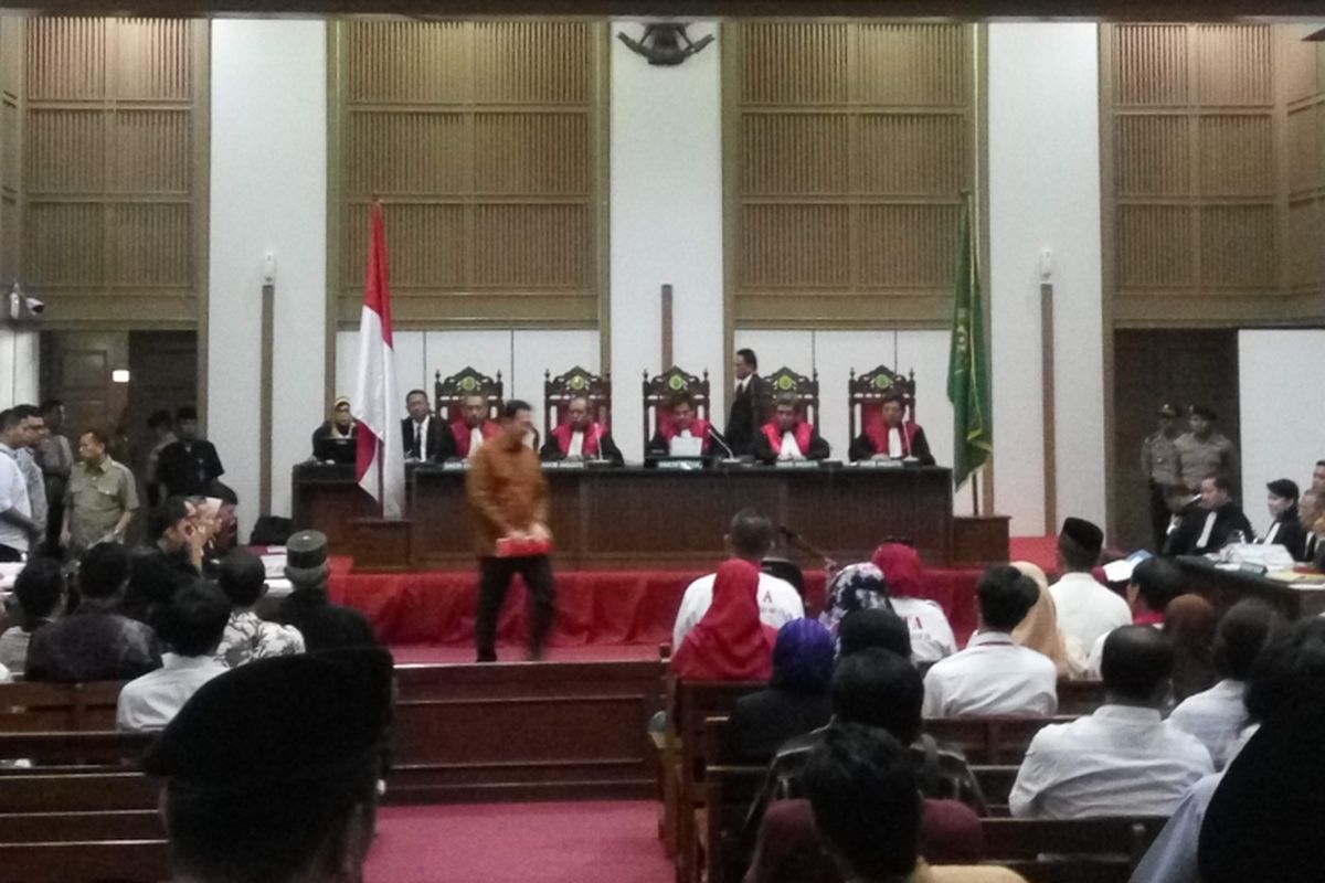 Suasana persidangan kasus dugaan penodaan agama dengan terdakwa Basuki Tjahaja Purnama atau Ahok di Kementerian Pertanian, Jakarta Selatan, Selasa (14/3/2017).