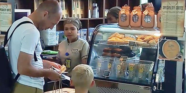 Pemain sepak bola Belanda, Arjen Robben saat berada di Bandara Komodo, Labuan Bajo, Kabupaten Manggarai Barat, NTT. Robben sempat mampir di La Bajo Flores Coffee membeli kopi flores dan banana cake, Minggu (17/6/2018).