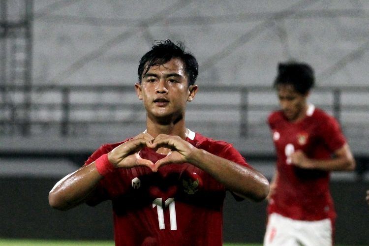 Pemain Timnas Indonesia, Pratama Arhan mencetak 2 gol ke gawang Timor Leste saat ujicoba dalam rangka FIFA Matchday yang berakhir dengan skor 4-1 di Stadion Kapten I Wayan Dipta Gianyar, Kamis (27/1/2022) malam. Pratama Arhan masuk dalam daftar 11 rising stars alias pemain muda yang siap bersinar pada 2023 versi AFC.