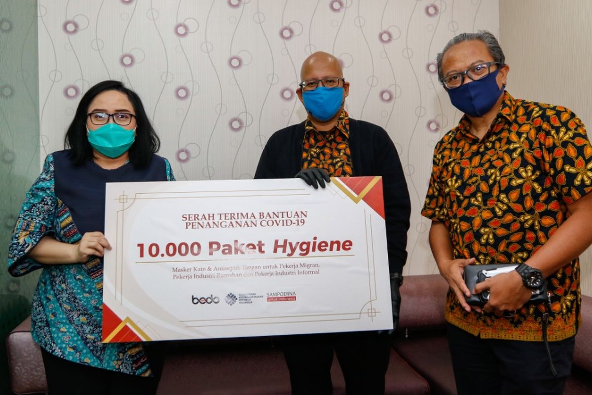 Pemberian bantuan alat kesehatan oleh PT HM Sampoerna Tbk kepada para pekerja migran melalui Kementerian Ketenagakerjaan 