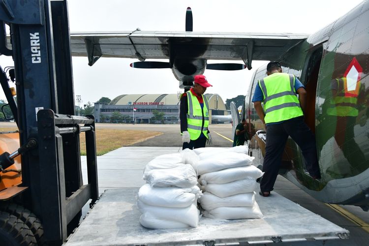 TNI Angkatan Udara (AU) mengerahkan satu pesawat Casa NC-212i untuk memodifikasi cuaca hujan buatan di kawasan Jabodetabek. Pesawat itu diterbangkan dari Skadron Udara 4 Lanud Abdulrachman Saleh Malang dan telah melakukan teknologi modifikasi cuaca cuaca (TMC) hujan buatan sejak Kamis (24/8/2023). Kegiatan TMC dipusatkan di Lanud Halim Perdanakusuma, Jakarta.