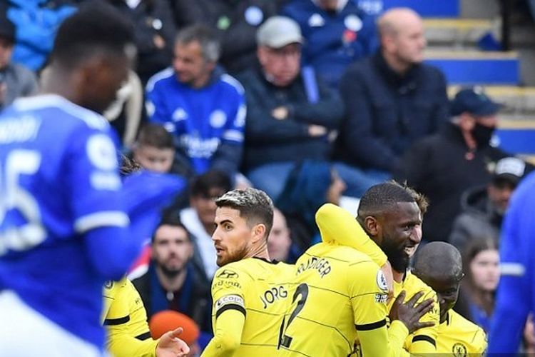 Bek Chelsea Antonio Rudiger (tengah) dikerumuni oleh rekan satu timnya setelah mencetak gol pembuka melawan Leicester City di Stadion King Power, pada 20 November 2021.