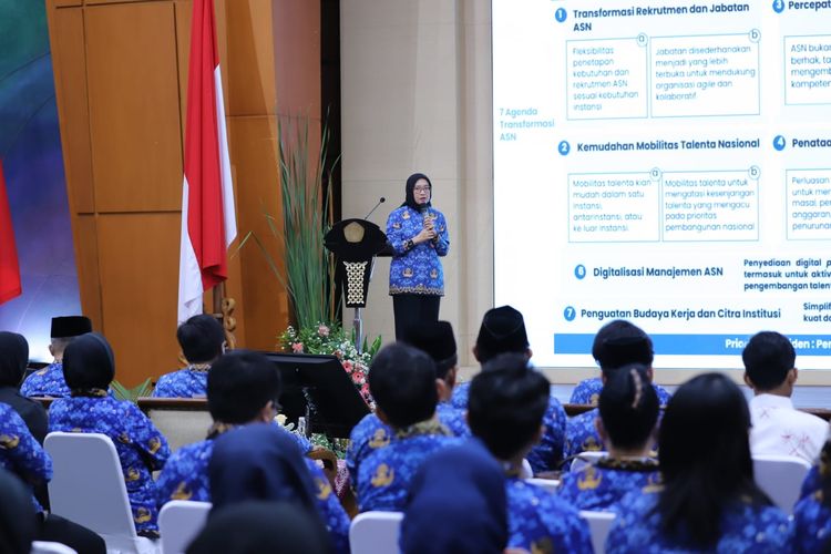 Menteri Pendayagunaan Aparatur Sipil Negara dan Reformasi Birokrasi (Menpan-RB) Rini Widyantini saat memberikan keynote speech dalam Seminar Nasional yang digelar untuk memperingati Hari Ulang Tahun (HUT) ke-53 Korpri, di Jakarta, Kamis (21/11/2024).
