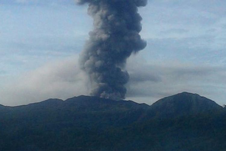 Semburan abu vulkanik Gunung Dukono, Kabupaten Halmahera Utara, Maluku Utara, Senin (19/12/2016)