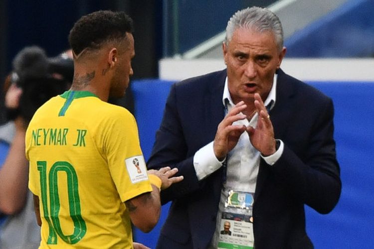 Pelatih Brasil, Tite (kanan), berbicara kepada Neymar dalam laga babak 16 besar Piala Dunia 2018 kontra Meksiko di Samara Arena, Samara, Rusia pada 2 Juli 2018.