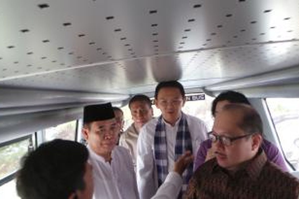 Gubernur DKI Jakarta Basuki Tjahaja Purnama bersama Coorporate Affairs Director Alfamart Solihin saat berada di dalam bus tingkat wisata, di Balai Kota, Jumat (26/6/2015). 