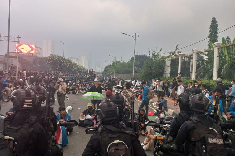 Massa aksi demonstrasi dari Aliansi BEM SI masih bertahan di kawasan Gedung DPR/MPR RI, Jakarta Pusat, Senin (11/4/2022).