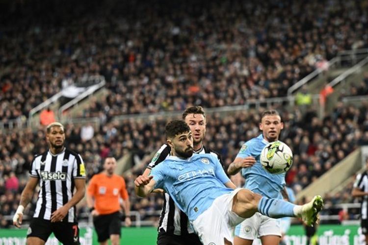 Josko Gvardiol saat mengontrol bola dalam pertandingan Newcastle vs Man City pada putaran ketiga Piala Liga Inggris 2023-2024 di St. James' Park, Kamis (28/9/2023) dini hari WIB. 