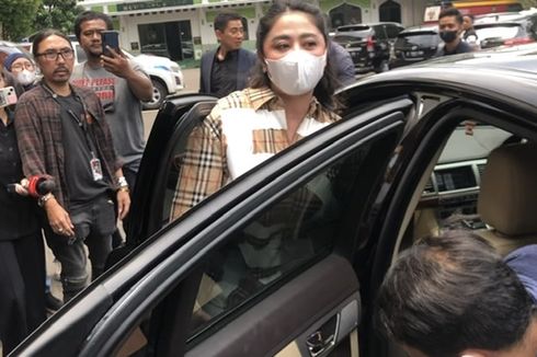 Dewi Perssik Datangi Polres Metro Jakarta Selatan