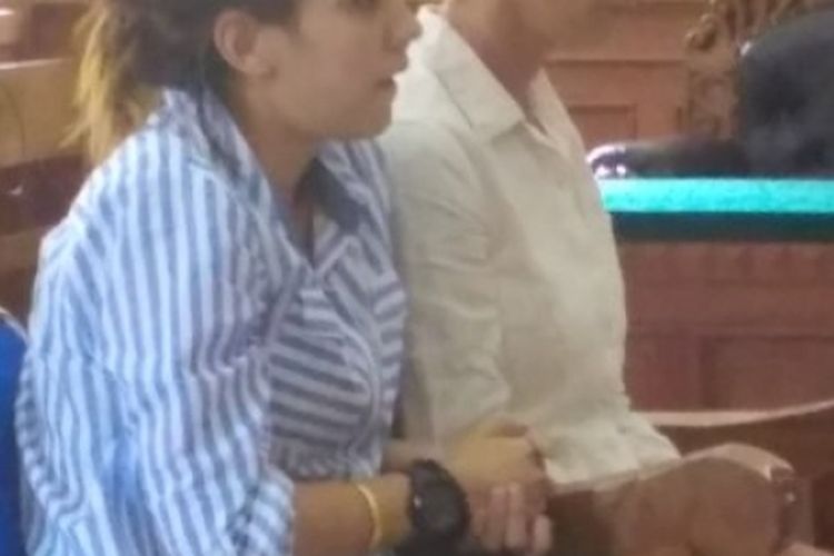 Sara Connor (right) during her sentencing hearing at the Denpasar District Court on 13 March 2017