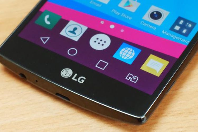 Deretan tombol softkey LG G4 yang menjadi satu dengan layar utama, sehingga memakan area bidang layar utama.
