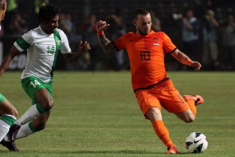 Pemain Tim Nasional Belanda Wesley Sneijder (kanan), mencoba melewati hadangan pemain belakang Timnas Indonesia di Stadion Utama Gelora Bung Karno Senayan, Jakarta, Jumat (7/6/2013).