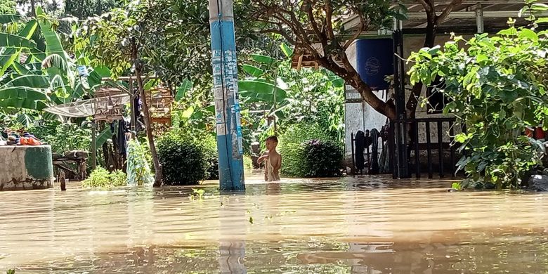 Ratusan rumah di Desa Tanjungsari, Kecamatan Sukaresik, Kabupaten Tasikmalaya, terendam banjir seusai diguyur hujan setiap harinya, Kamis (14/01/2021).