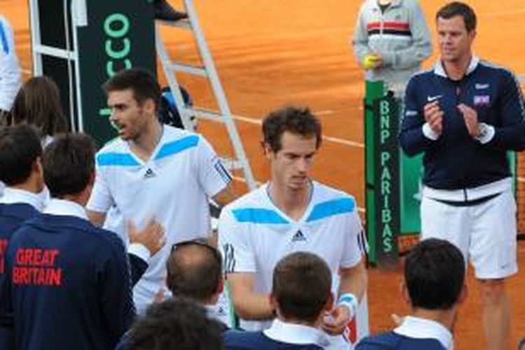 Petenis Inggris Colin Fleming (kiri) dan Andy Murray merayakan kemenangan mereka atas ganda Italia, Simone Bolelli/Fabio Fognini, pada perempat final Davis Cup di Napoli, Sabtu (5/4/2014). Murray/Fleming menang 6-3, 6-2, 2-6, 7-5.